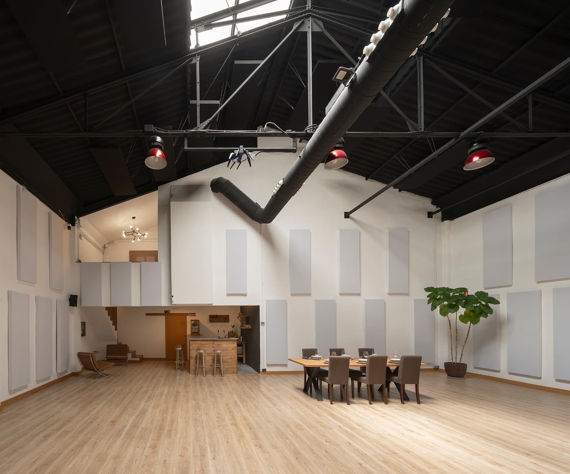Sala principal con mesa de comedor y altura de nave industrial