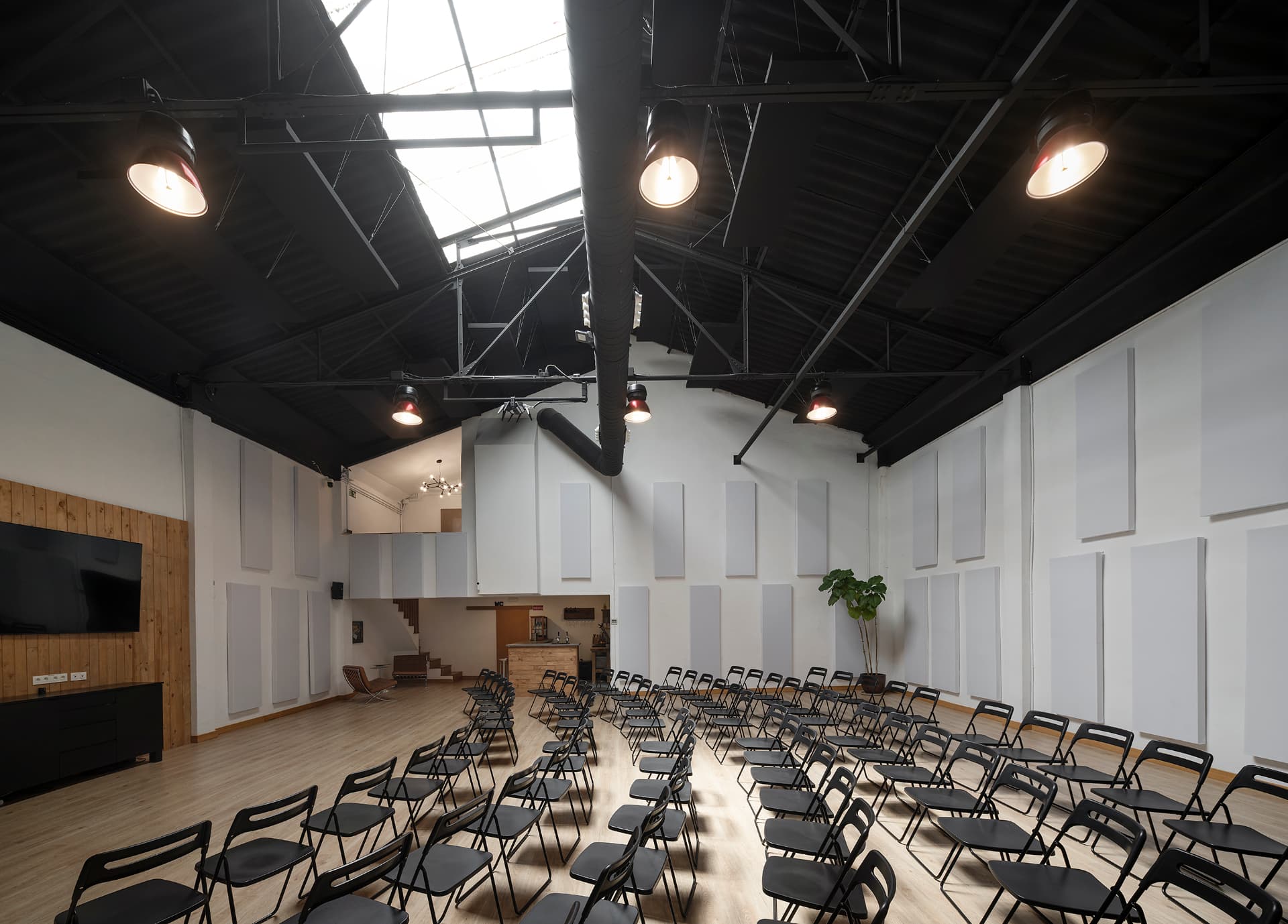 Vista actual de la sala preparada con filas de sillas y pasillo central