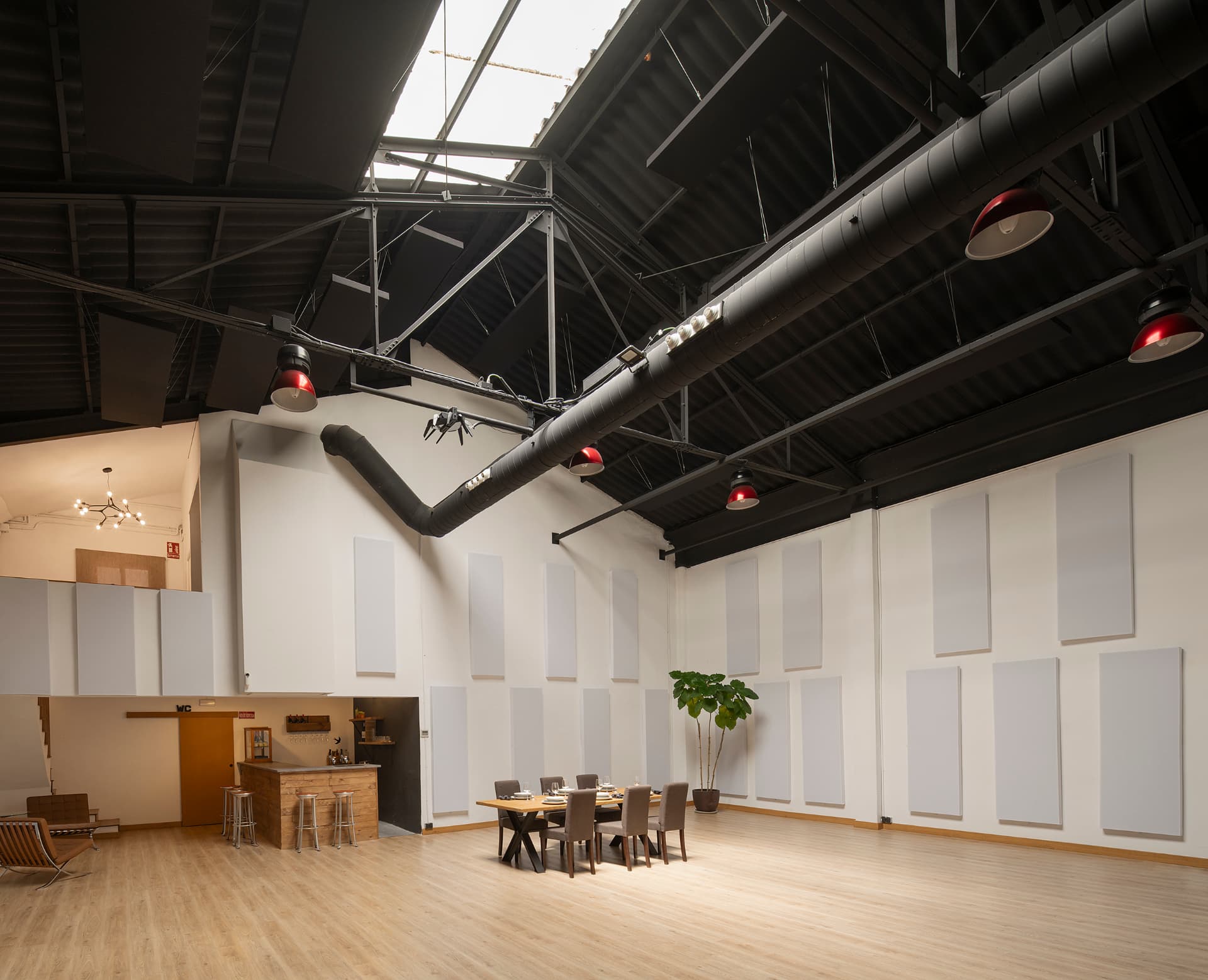 Sala principal de MF Espai+ con paneles Acoustic Plant en paredes