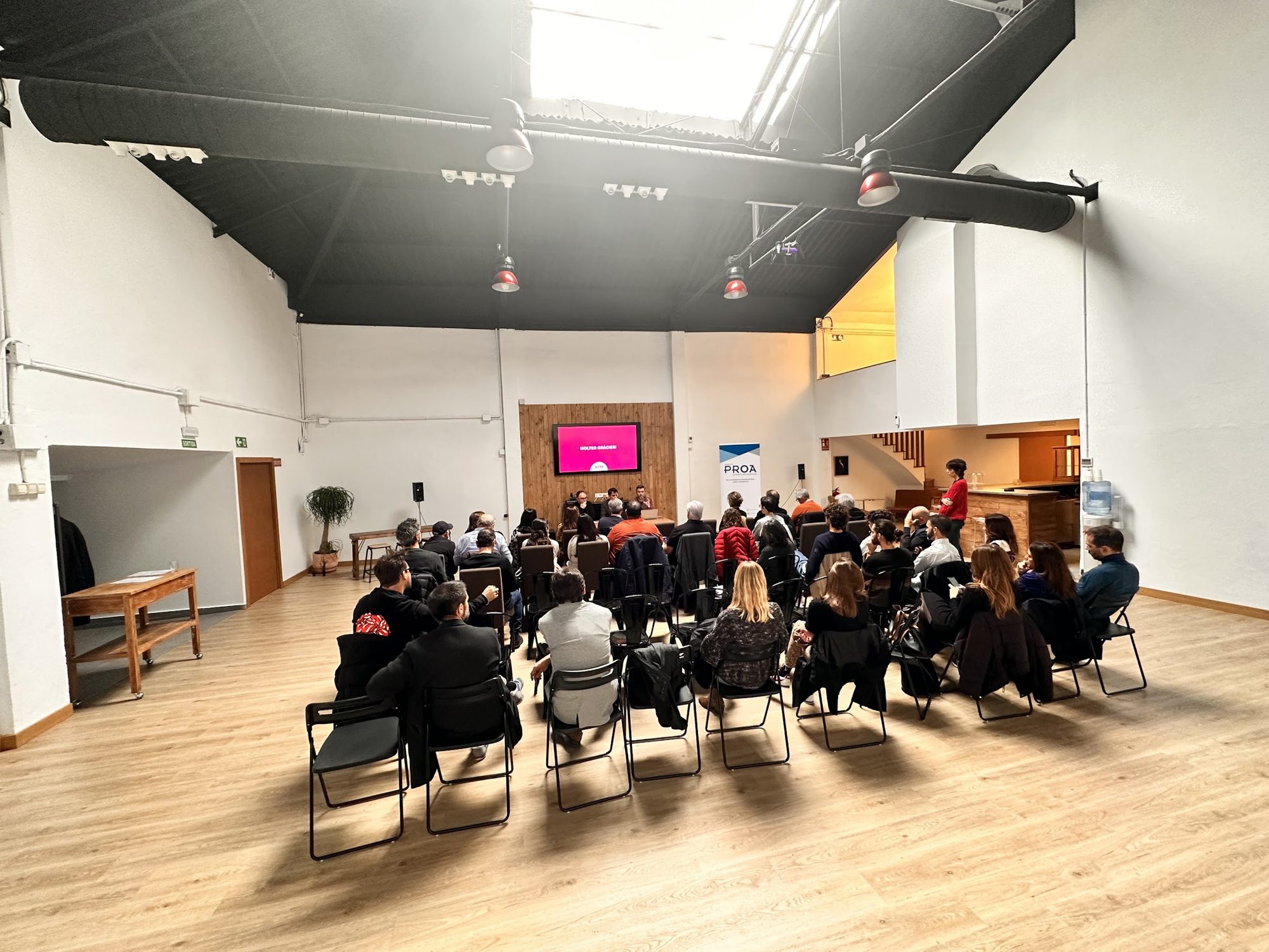 Sala llena de público durante una ponencia