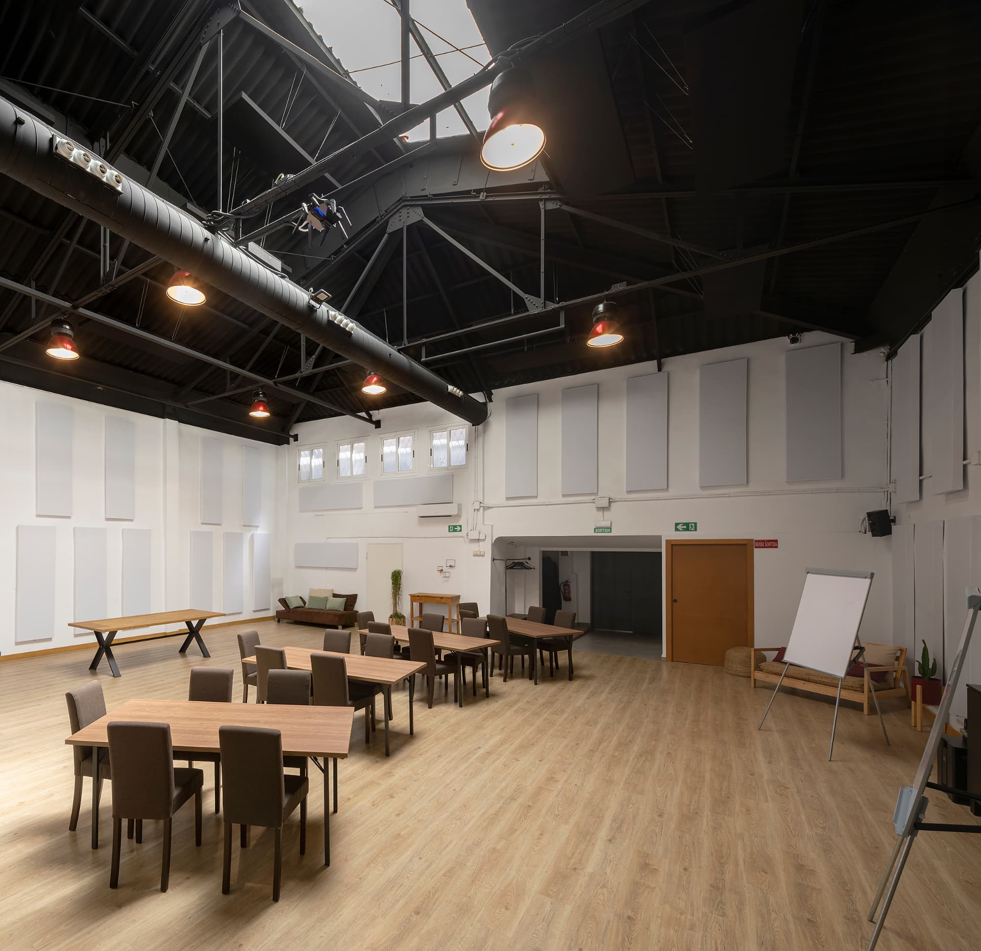 Sala en formato aula con varias mesas