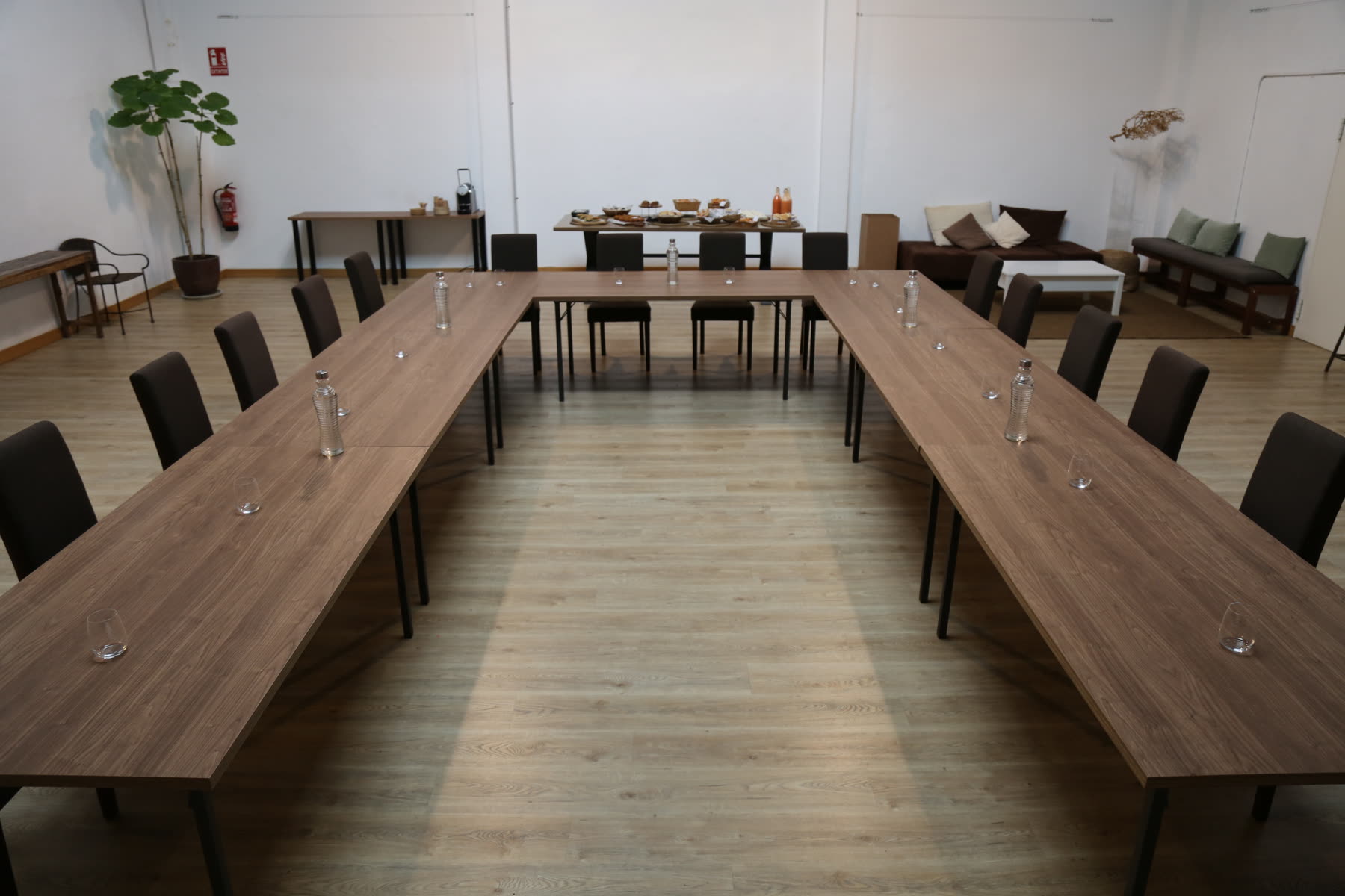 Mesa en U vestida y montada para un comité de dirección