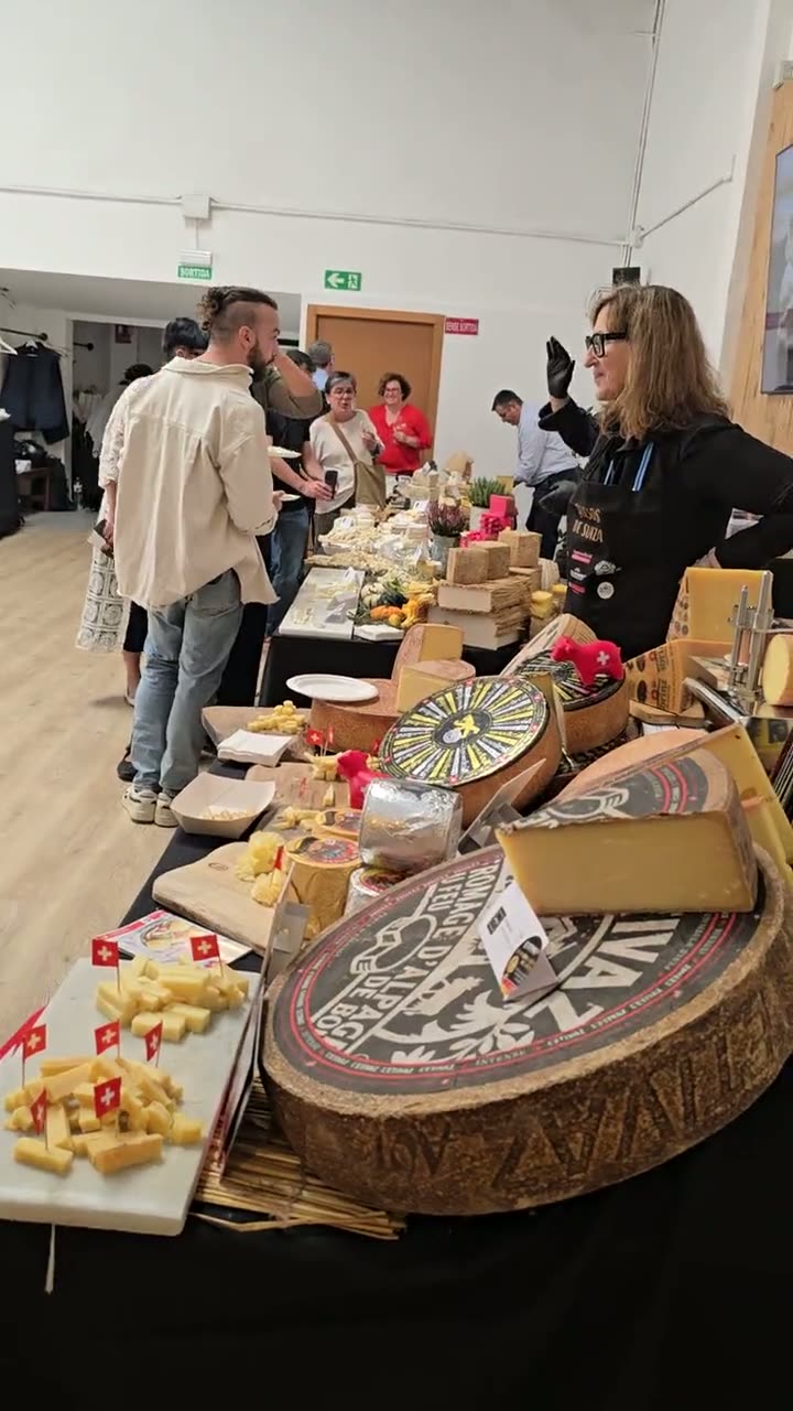 Estands d'expositors muntats a la sala