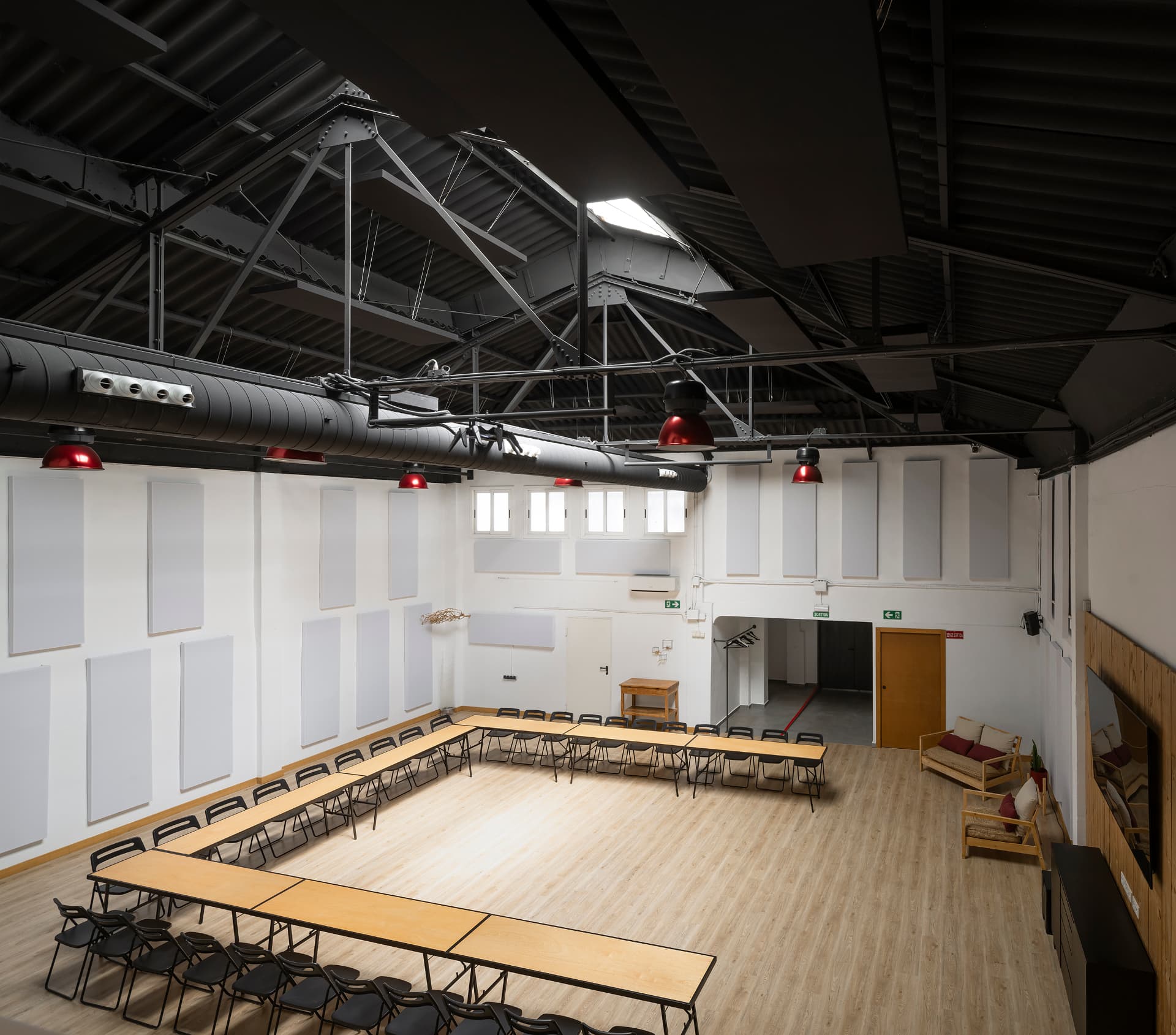 Montaje en U para reuniones y comités en la sala principal